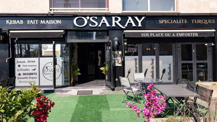 Une terrasse où discuter et savourer de bons plats